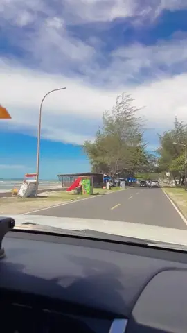 Jalan paling favorit di sore hari ... penuh cerita juga kenangan.  #pantaipanjangbengkulu 