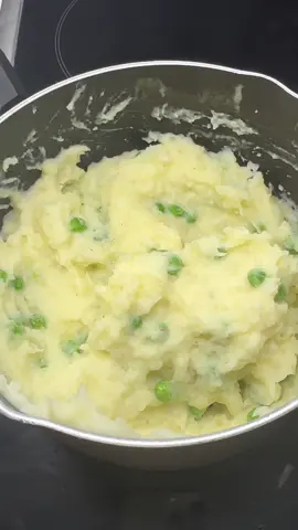 Mashed potatoes with peas #potatoes #potatorecipe #lunch #mash #coldweathermeals #viral #heartymeals #fyp #explore 