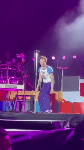 he knew EXACTLY what he was doing! #medicine #hslot #nzlot #hslotnz #harrystyles #loveontour 