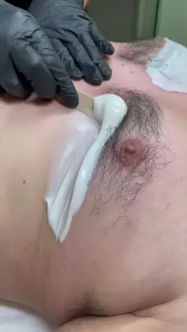 الواكس الايطالي افضل طريقه لازاله الشعر مايسبب حساسيه سهل وسريع ومايتعب نفس الحلاوه يشيل الجلد الميت وينظف من قلب  وبدون الم بس المنطقه الحساسه فيه الم بس اخف من الم الحلاوه . . خذو لفه على الحساب شوفو اخر عروضنا  للواكس 👏 