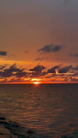 Tenang🌅 #sunset #sunsetlover #sunsetbeach #beach #malaysia #labuan #shotoniphone #BeautifulDays #amazingview #NatureCinematic #AestheticScenery 