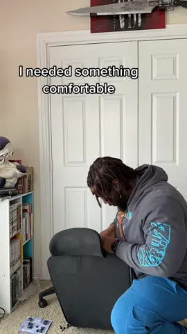 @kerdomoffice with the 🔥🔥 That gaming chair that I had was 🗑️ 😂 No more crunchy shrimp back! #kerdom #chair #artist #review 