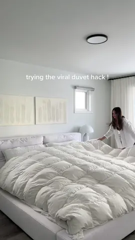 nothing is worse than the unnecessary effort it takes to put on your duvet cover 🙃 try out the duvet hack and let me know your thoughts ! #duvetcoverhack #duvethack #bedroominspo #homedecor #cloudbed #LifeHack 