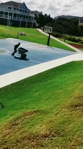 Quando você resolve ajudar na obra e apanha do carrinho de mão. #humor #engraçado #videosengracados #obra