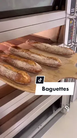 Comment aimez-vous votre baguette ? Blanche, dorée ou bien cuite ? 🥖 #baguette #cuisson #painfrançais #croustillant #asmr #asmrbaking #Foodie #tiktokfood #boulanger #paulboulangerie 