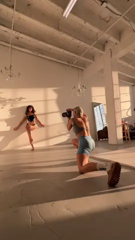Golden light at our studio ☺️ link for booking online in the bio 🖤 #photostudiolosangeles #photostudio #cycloramawall #naturallightstudio #losangeles #photostudiodtla #dtla #naturallightphotography 