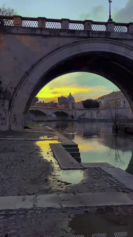 Tramonto sul Lungotevere con vista San Pietro 🌇 #roma #rome #sanpietro #tevere #vaticano #vatican 