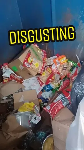 Grocery shopping In a dumpster ! Are you disgusted in the waste or the fact I take food from a dumpster 🤔 😅?  #dumpsterdiveking #dumpsterdive #dumpsterdiver #disgusting #donate 