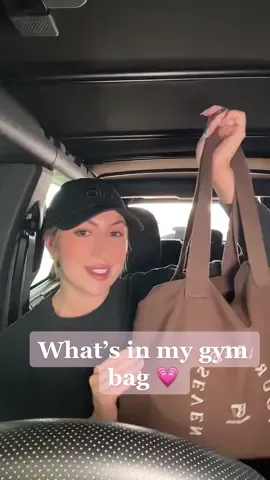 Whats in my gym bag 🤎 lets just day I have everything you could possibly think of 😂 #gymbag #whatsinmybag #whatsinmygymbag #gymbagessentials #437 #alo #gymbaghaul #fyp #gymgirl 