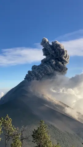 sempre vale a pena ⛰️🌅 . #fy #AdventureVibes #adventuretime #volcano #guatemala #acatenangovolcano #fuegovolcano #trilheirosdobrasil #Hiking #dicasviagens #viagemtiktok 