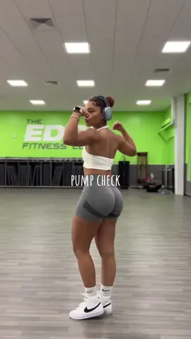 yeah keep the mirrors away from me 🤣 #pumpcheck #physiqueupdate #GymTok 