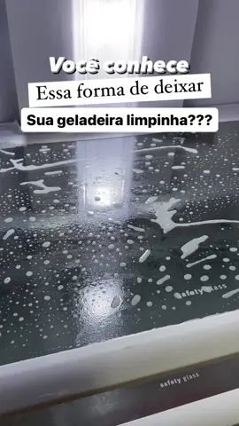 Após aplicar essa misturinha maravilhosa com o lado macio da esponja, remova com um paninho de microfibra úmido, e pronto…. Sua geladeira irá ficar limpinha… Essa é a manutenção que faço mensalmente antes das compras…  A lavagem total da geladeira (retirando todas as peças internas dela) faço a cada 6 meses. Gostou do conteúdo???  Comenta aí pra mim o que achou e segue no app vizinho pra mais dicas… @docelarkry #limpezadageladeira #geladeiralimpa #limpeza #rotina #donadecasa #a #manutenção #misturinha #misturinhascaseiras 
