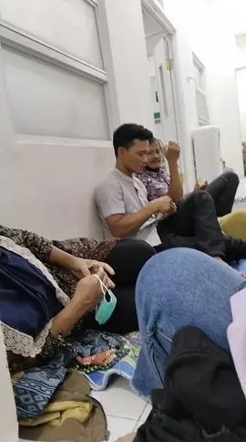 walau cuma sebentar tapi singgah sebentar menjenguk bapak mertua pakde ompong yang sedang dirawat di rs, semoga cepat sembuh aminn.. 