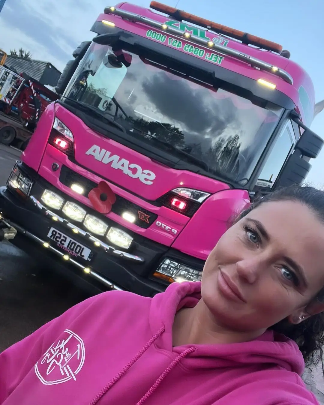 Happy International Women’s Day to all the amazing women in trucking. Here are just a few of the awesome women who drive a Scania 🙌 @Emma.janeyy @Jemma Warren @Pink trucker 💗 #internationalwonensday #queenoftheroad #scaniatrucks #scanialove 