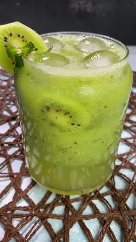 Kiwi juice #refreshing #kiwi #kiwijuice #drinkwater #ramadanspecial #ramadanspecial #JahanFansWahanStadium #healthyfood #reels #healthyrecipes  #nayaabrecipes 