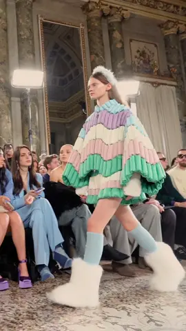 We are proud to have managed the debut of the Raxxy fashion show during Milan Fashion Week. The FW23-24 collection by the luxury brand RAXXY is inspired by the Chinese word Hán, which means cold winter.  For this new FW collection, the designer William Shen starts from the geometric theory of  fractals, managing to combine fashion with geometric figures that are repeated endlessly in their entirety and in all their detaThe detailed carvings show the combination of fabric and down to form a soft 3D object, with  an exclusive sculptural look. @christopherraxxy_official #teresalafosca #fashionshow #milanofashionweek #mfw #Runway  Many thanks to @cameradellamoda