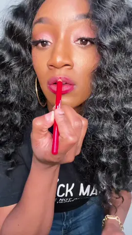 @onesize these lip snatchers have LITERALLY snatched ya girls life and edges mmmkayyyyy!!!! This color O/S Red is my new fav🙌🏾 Not to mention this lip liner doesn’t SKIP a beat. Like a lot of lip liners I have skip and y’all know what I mean but do y’all see how this just GLIDESSSS!! #onesizebeauty #lipsnatcher #bestlipgloss #makeupcreatives 
