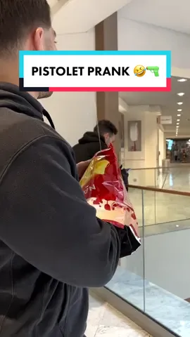 Prank tirer sur les gens 🤣🔫#prank #blague #humour #cameracachée #drole #fun #batflunch #suspense #embrouille #eau 