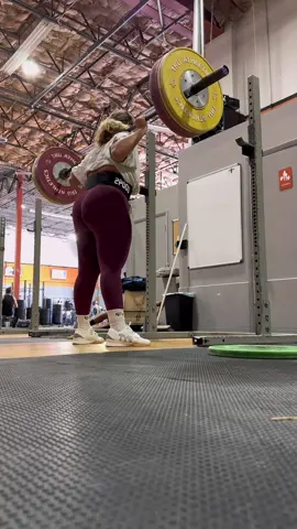 some back squats from today 🕺  #fyp #weightlifting #gym #Fitness #gymmotivation #happyinternationalwomensday 