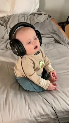 First headphone experience 🤌🏻#babies #babyboy #babydance #babyvibe 
