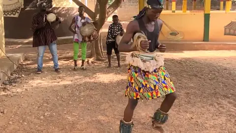 The Baamaya dance suite is performed in remembrance of a calamity that once befell Dagbon in the middle of the 17th century. The performance of the dance reminds the people about a severe drought that befell the land, when in an attempt to find out the cause of the drought, the land gods were consulted. disclaimer:we do not own the right to audios and videos in this live stream, it's for promotional purposes.  #bamaya #bamayadance #bawkumamprugu #tamale #ghanatiktok🇬🇭 #viral #ghanatiktokers🇬🇭🇬🇭🇬🇭 #ghana #burkinafasotiktok🇧🇫🇧🇫🇧🇫🇧🇫❤️ #bawkufm101 #nayiri_palace 