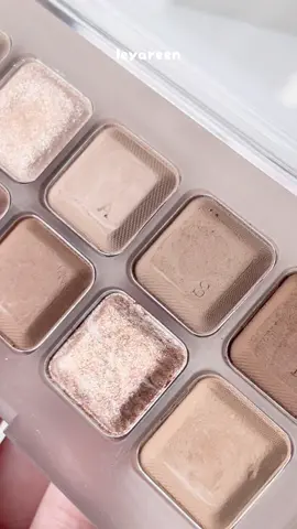 The palette is STUNNING. THE PACKAGING IS ABSOLUTELY BEAUTIFUL 😭💗 Lilybyred Mood Keyboard Eyeshadow Palette - 03 Neutral  Pro: • texture lembut buttery • blendable pakai jari/brush • warna-nya cantik-cantik & useful • cukup pigmented untuk eyeshadow korea Cons: • shade variation dikit Tags: #makeup #makeupoftheday #makeuptutorial #makeupeyeshadow #eyemakeup #eyeshadow #lilybyred #lbr #koreanmakeup #koreaneyemakeup 