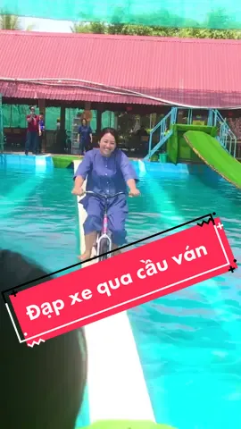 Đạp xe qua cầu ván vẫn không ngừng hot tại khu du lịch Làng Xanh Bến Tre #dulich #langxanhbentre #dulichmientay #dulichvietnam #songnuocmientay #xedap 