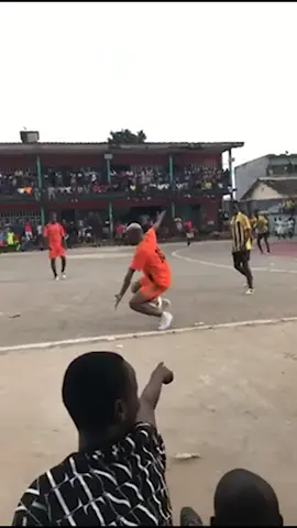 The control... and erverything after 🤩🕺@MkArchvane (Rougeo) 🇨🇮  #433 #football #freestyle #futbol #skills #dance #fypage 