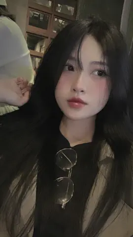 Một hôm trời trong trẻo, ta chơi oẳn tù xì  Em vội vàng ra kéo, anh thì chẳng ra gì.