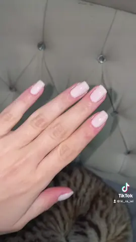 اللون اللي قاعده اشوفه في كل مكان عالتك توك😂🤦🏻‍♀️💕#sesefektleri #اكسبلورexplore #ميكب #الشعب_الصيني_ماله_حل😂😂 #مناكير #صبغ_اظافر #خليج #عراقي #fyp #fypシ゚viral #بنات #قطر #كويت #اردن #makeup #ميكب_ارتست #تتوريال #fy #فلو #PepsiApplePieChallenge #