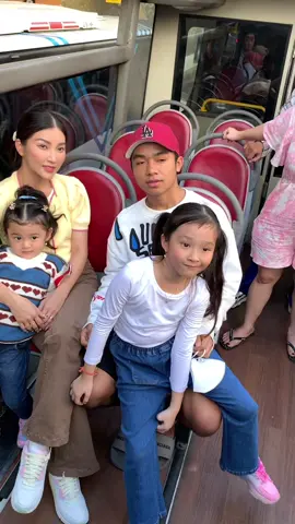 Setelah beberapa kali ketinggalan bus, akhirnya mami nia sama cici thalia kesampean juga naik bus tingkat ❤️🥰 #sw #sarwendah