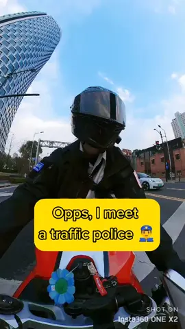 Don't stare at the traffic police at the time😤😤 #moto #motogirl #bikelover #bike #motocycle #rider #motovlog #foryoupage #fyp