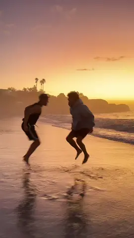 sunset and friends.. only missing you ❤️  #fyp#german#elevatorboys#beach#sunset