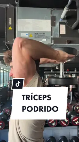 ⬇️Extensión de tríceps podrida⬇️ Hacer una extensión de tríceps por encima de la cabeza con mancuerna es una decisión muy pobre teniendo otros ejercicios mucho más óptimos. El problema de este ejercicio es que tu intención es extender el codo alejando las manos de la línea media del cuerpo. Y si lo haces con una mancuerna eso es imposible.  La solución es muy simple y es hacerlo de forma unilateral, ya sea con una mancuerna (menos estable y un perfil de resistencia más o menos interesante) o con poleas (más estable y con un perfil de resistencia más interesante).  ———————————————————— Si estás estancado y/o crees de que podrías aprovechar mejor tus entrenamientos  🚀Mándame un MD para empezar con mis ASESORÍAS y PLANES NUTRICIONALES con seguimiento personalizado🚀 👨🏻‍🎓N° colegiado: 61560 📚CAFD 📚Máster Universitario de rendimiento deportivo y salud 📚N1 Biomechanics #fitnessbarcelona #FitnessEspaña #Gimnasio #triceps #Brazos #Hipertrofia #biomecanica #EntrenadorPersonalBarcelona #EntrenadorPersonal 