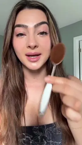 How our Artis friend @andreeagaul achieves a flawless foundation finish using her Oval 7 brush and conceals with Oval 4 brush. 💕🤍 #ByArtis #makeupbrushes #makeuphack #beautytools #artisinaction #foundationbrush 