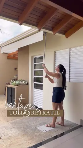 Quem gostou da ideia? 🫠❤️ Conteúdo @casa.255  Optamos em por um toldo da @toldosgarca para auxiliar em dias de chuva, protegendo a passagem da nossa cozinha até a área gourmet e garagem. Ele foi feito sob medida para nós e ficou com 3,25x3,10. Como decidi não cobrir esses espaço na época da obra, para não perder a iluminação interna da casa, acabou que em dias de chuvas fortes, respinga sempre que passamos. Além de proteger da chuva, o toldo controla a temperatura e bloqueia 100% o sol. Escolhemos na cor camurça para combinar com a pintura e outros detalhes da casa. O próximo passo para trazer mais conforto é fechar a área gourmet com vidro também! Ah e a melhor parte é que recolhido ele fica bem discreto e mantém a luminosidade natural que eu amo! 🤎✨ #decor #arqui #toldo #casa #house #ambienteinspira #decoração 