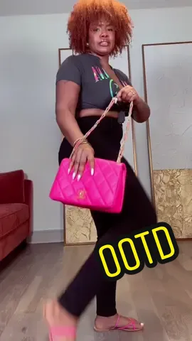 Be honest!!! Is the fro giving @icespicee?? 😬#OOTD #naturalhair #fro #icespice #curlyhair #washngo 