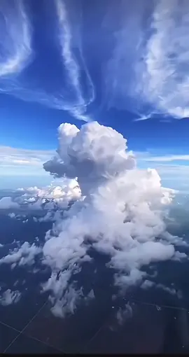 Bulutların güzelliği ☁️ . Bulutlar nasıl oluşur ? 🧐 . Gökyüzünde yükseklere çıkıldıkça hava soğuduğundan havadaki su buharı yoğunlaşır ve küçük damlacıkları oluşturur. Damlacıklar bir araya gelerek bulutları oluşturur. Bulutların içindeki küçük damlacıklar bir araya geldikçe büyür ve yağmur damlalarını oluştururlar. ⛅️ . 🎥 : kschor75 (TikTok) . 📓 : Vikipedi . . . #bulut #bulutlar #gökyüzü #manzara #bilgi 