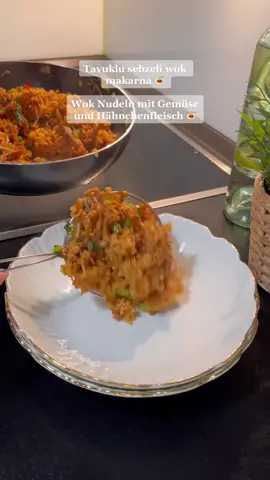 Merhaba canlar ❤️ Bugün sebzeli tavuk etli çin makarnası vardı 🥢🥡 • 🥡Tarif: 250 gr çin makarnası Sıvıyağ  Yarım haşlanmış tavuk göğsü 400 gr sebze(lahana,pırasa,kırmızı kapya,fasülye filizi) 5 yemek kaşığı soja sosu 50 ml domates sosu 50 ml ekşi tatlı sos 1 çay kaşığı tuz 1 çay kaşığı acı pul biber  🥡yapılışı: İlk olarak çin makarnası 5 dk tuzlu suda haşlayıp suyunu süzelim. Tavaya biraz sıvıyağ dökelim. Haşlanmış tavuğu ilave edip kavuralım. Sebzeleri ilave edip 3-4 dk kavuralım. Makarna, sosları ve baharatları ilave edip karıştıralım. Afiyet olsun 🥰 • • Hallo meine Lieben ❤️ Zum essen gab es heute Asia Nudeln mit Gemüse und Hähnchenfleisch 🥡🥢 • 🥡Rezept: 250 gr Asia Nudeln Etwas Öl 1/2 Hähnchenbrust gekocht 400 gr Wokgemüse (Weißkohl,Sojasprossen,Porree,rotes Paprika) 5 Esslöffel Sojasoße 50 ml Passierte Tomaten 50 ml Süßsauer Soße 1/2 Teelöffel Salz  1/2 Teelöffel Chillipulver  🥡Zubereitung: Zuerst die Asia Nudeln im Salzwasser für 5 Minuten kochen. Danach durch den Sieb geben. In eine Pfanne etwas Öl geben die gekochten Hähnchenbrust zugeben und braten. Gemüse zugeben und für 3-4 Minuten braten. Nudeln, Soße und die Gemüse zugeben. Miteinander mischen. Guten Appetit 🥰 • • #asia #asiafood #food #Foodie #instafood #goviral #fy #fyp #foryou #goodfood #nefis #kesfet 