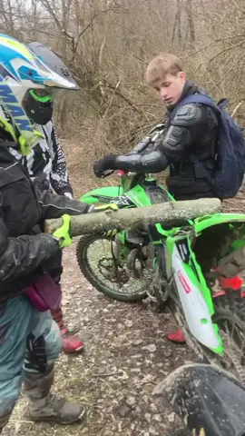 Straightening kawasaki frame in woods 🤣 #fyp #enduro #kawasaki #ktm #woods #brokenbike #slovakia 