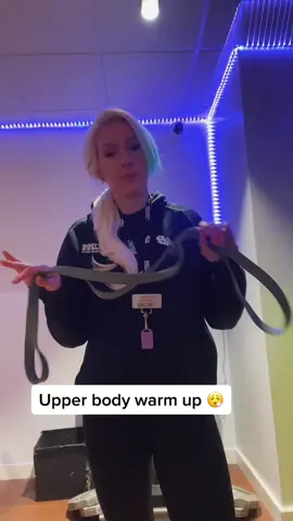 Lets warm up 💪🏻🫶 #gym #upperbody #training #warmup