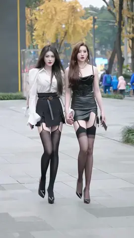 Who doesn't like these long legs?#girls #chinesestreetfashion #streetphotography #chinastyle #fashionstreet #fypシ 