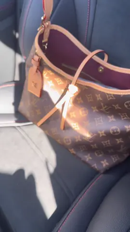 Louis Vuitton Carry All PM BOTD! What’s in my bag! 😘 amazed! #kbotlv #louisvuitton #foryou #foryoupage #lvaddict #youtube #blackcontentcreator #carryall 