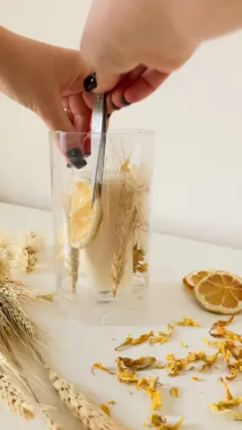 NEW BOTANICAL CANDLE IN YELLOW-BEIGE TONES💛  With Lemongrass & Ginger Scent 🍋 This scent stands out with citrus aromas mixed with spiced herbs and a hint of fresh eucalyptus🍃🌾🍋 The candle will delight lovers of freshness, citrus and bright colors!💛💛💛 #candle #candles #candlemaking #candleshop #sculpture #handmade #candlesofinstagram #candlemagic #giftideas #soywax #homedecor #soywaxcandles #scentedcandles #candlelover #pillarcandles #sculpturalcandles #etsy #botanicalcandle #flowerscandle #weddingcandles #birthdaycandles #weddingdetails #weddingdecor 