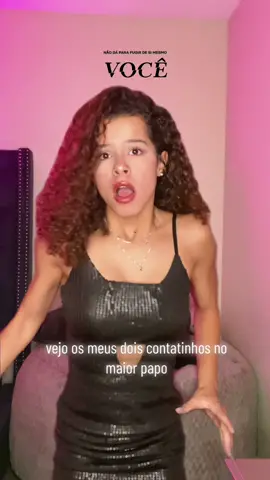 Vocês também querem SUMIR qdo 2 contatinhos seus tão na mesma resenha e ainda CONVERSANDO? hahaha Eu fico só o Joe da série Você da @netflixbrasil publi 