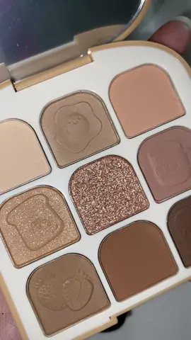 the cutest $5 eyeshadow palette! 🍞✨ @novobeautymakeup use “S2SJAZ4” on @shoptemu #novomakeup #toasteyeshadow #cbeauty #douyin #xiaohongshu #manhua #temu 
