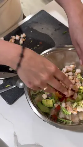 Favorite salad #saladrecipe #cookwithme #MomsofTikTok #momlifebelike #motherhoodunplugged #sahm #sahmsoftiktok #CookingHacks #cookingtiktok #lowcarb #latina #sahmomsbelike 