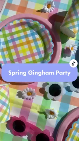 This Pastel Gingham party is giving us all the ✨Spring✨ feelings 🌼 #party #spring #springparty #springdecor #flowers #birthday #partytheme 