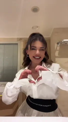 Bu şarkı ilk çıktığında yine üzerimde bu elbise vardı bununla video çekmiştim o aklıma geldi 🥹🤍 