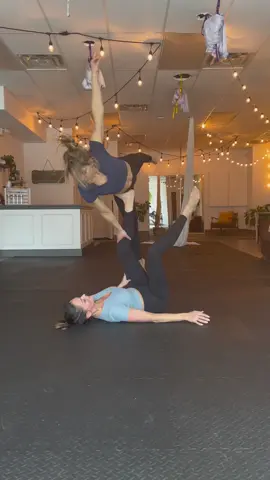 One of our favorite flow #acroyoga #acroyogaflow #acroyogis #acroduo 